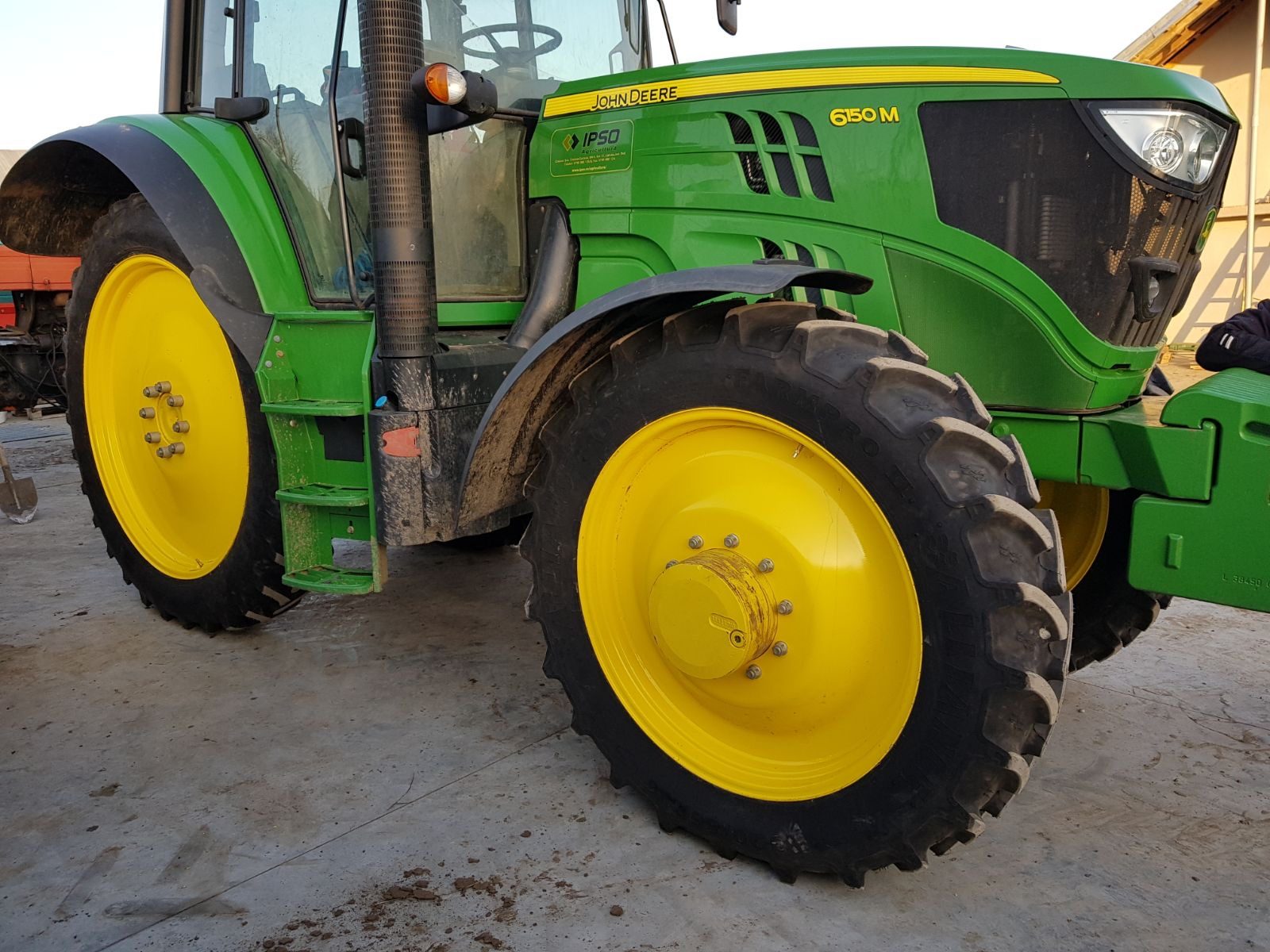 Tractor John Deere echipat cu roți înguste